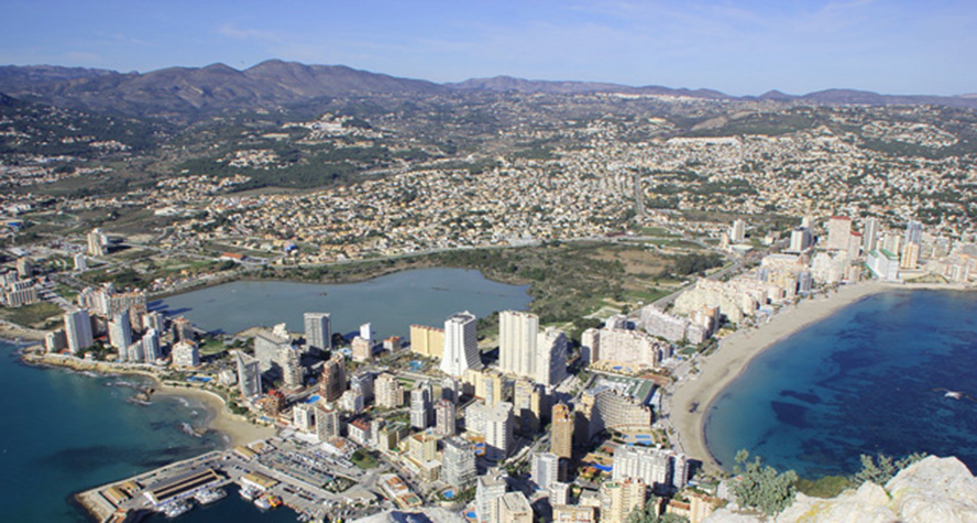 Overlooking Calpe's eastern end, with the main La Fossa beach on the right, and Plaja de Arenal-Bol on the left.
